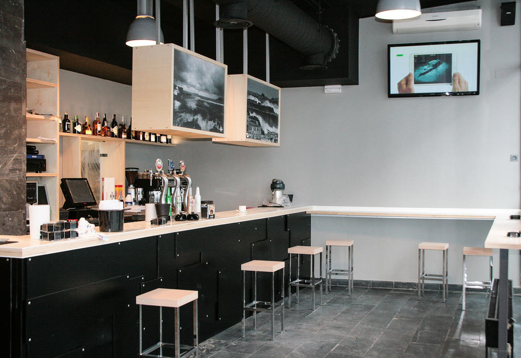 Mundaka Hostel & Sports Cafe Exterior photo