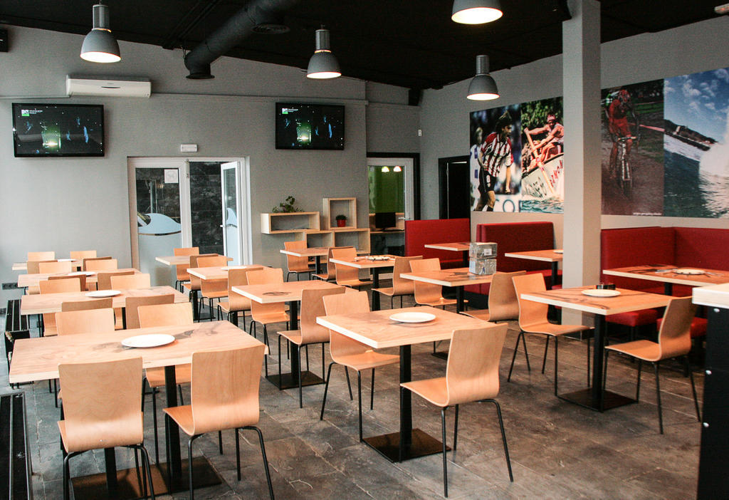 Mundaka Hostel & Sports Cafe Exterior photo